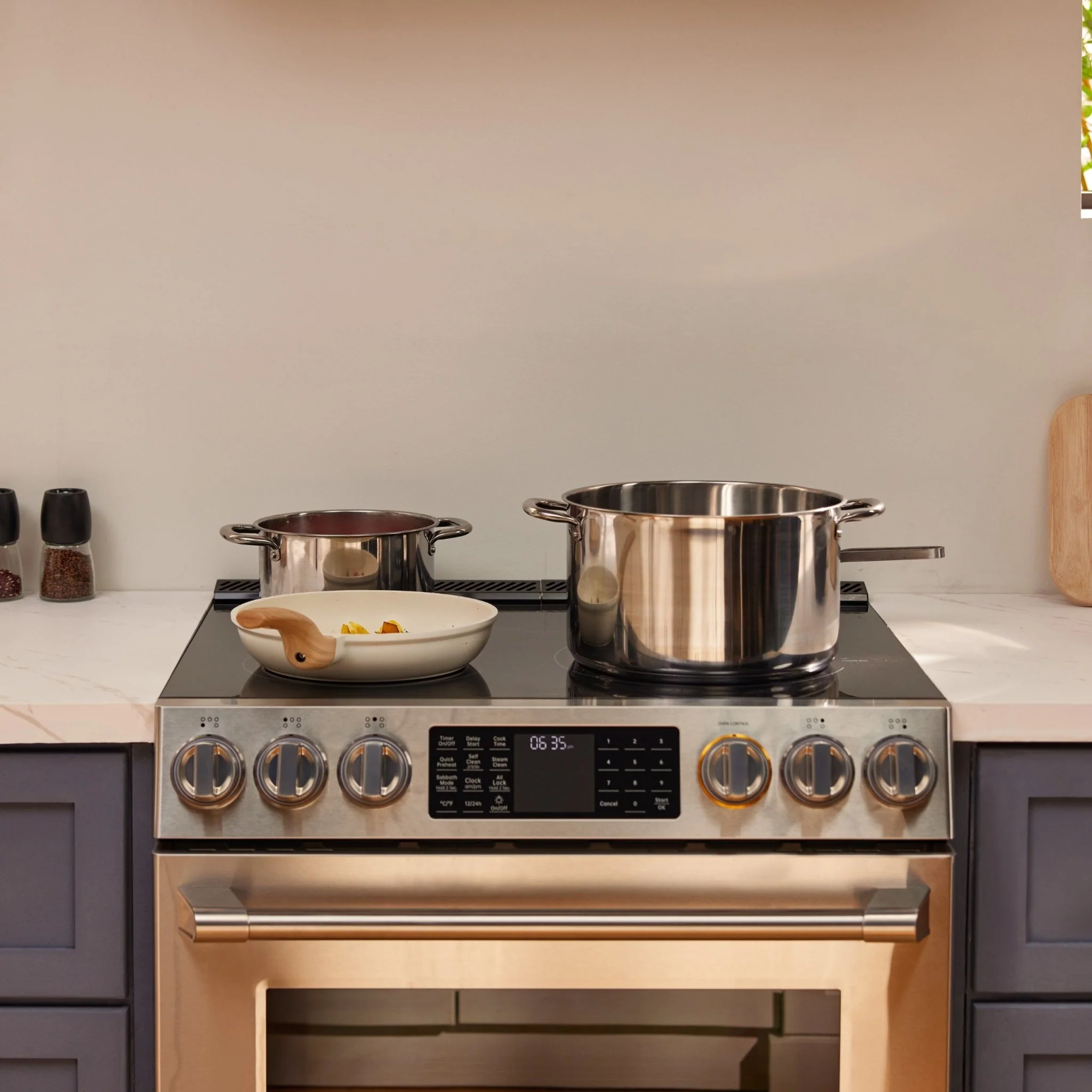 FreshBake™ 30" Electric Range ∙ Model RES30552 - Image 9